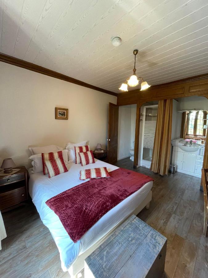 Manoir Du Grail Bed & Breakfast Devesset Ngoại thất bức ảnh